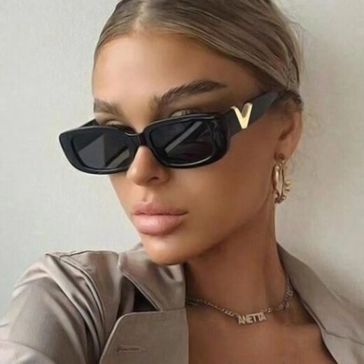 Nueva versión pequeña versión coreana Gafas de sol de protección solar para mujeres con personalidad Gafas de sol de hip-hop Gafas de sol de marco cuadrado en forma de V 1278 Beige Light Tea Sheet