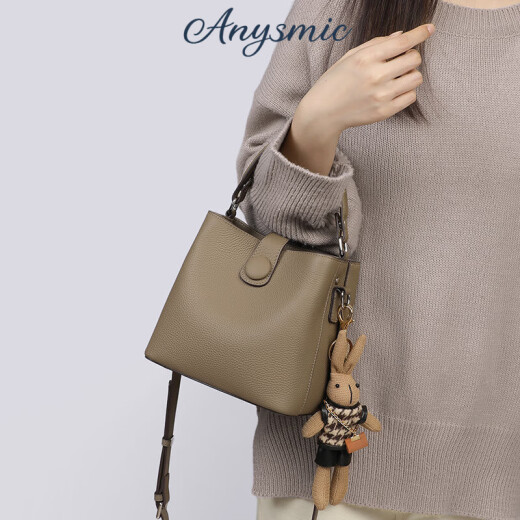ANYSMIC包包女包奢侈品牌单肩斜挎包女水桶包2025新款真皮高级感手提包女 卡其