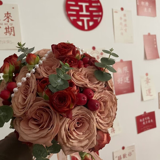 Rosas rojas simuladas de Weici y pequeño libro rojo en el mismo ramo de boda rosa rosa rosa novia de la novia sosteniendo flores rosa roja rama individual