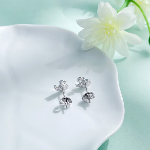 Beijing Gold Trading Center Co., Ltd. Platinum Earrings Pure White Swan Foot Platinum Earrings for Wife’s Birthday Gift Mid-Autumn and Valentine’s Day Approximately 1.99g