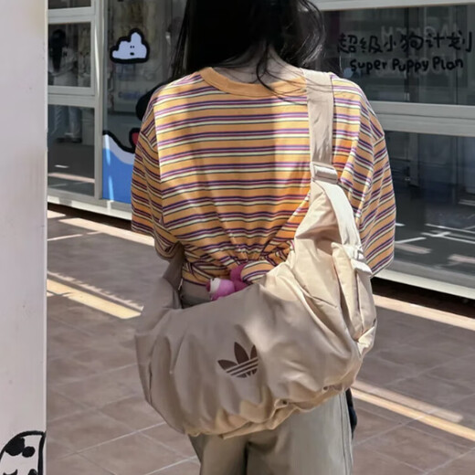 阿迪达斯 （adidas）三叶草女褶皱云朵包单肩斜挎牛角包休闲包 KA9267 KA9272 暖沙色KA9272(48x33cm) (正品)