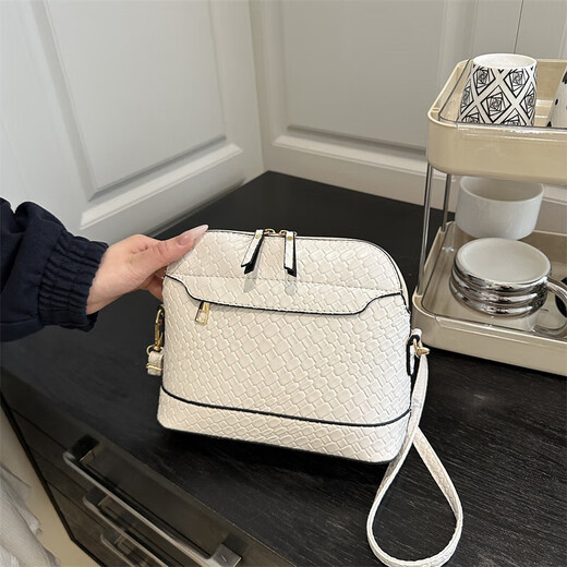 Bag Women 2025 Trendy Solid Color Retro einfache große Kapazität Neue Frühlings- und Sommer -Mode -Muster Single 6268 Weiß