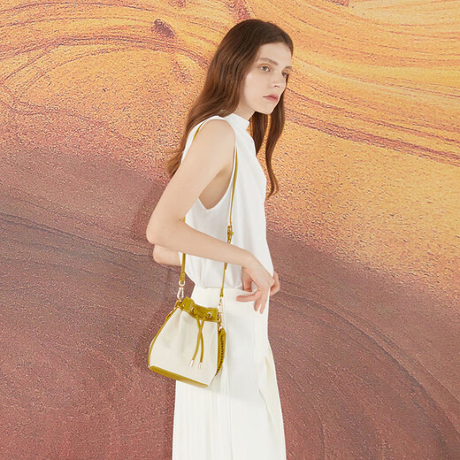 Calvin Klein Kleiner CK modische einfache PU-Bucket-Tasche One-Shoulder Handtasche Kleine Frauen mehrfarbige Senf Tan M Geschenkbox