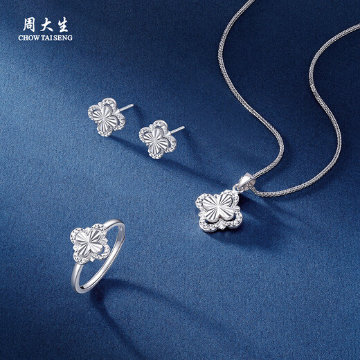 Zhou Taisheng platinum earrings PT950 hollow four-leaf clover streamlined pair of earrings birthday gift for girlfriend Platinum four-leaf clover earrings 2.71g