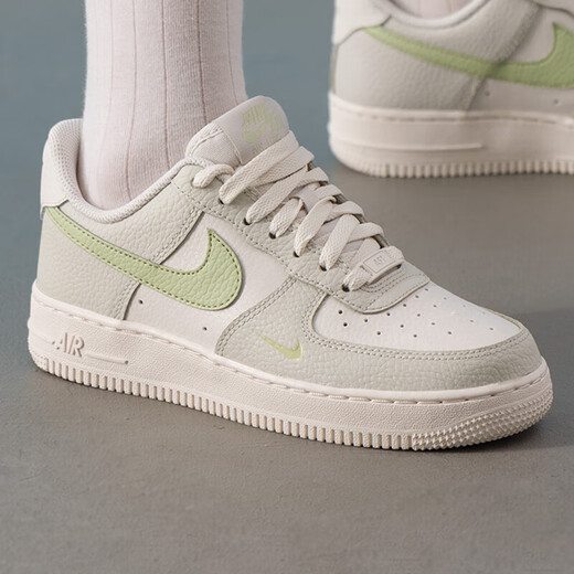 Nike (Nike) Chaussures pour femmes chaussures Air Force 1 Air Force 1 AF1 Leyee en cuir petite chaussure blanche chaussures décontractées chaussures de sport chaussures IB3881-001 Green blanc 36