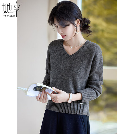 She enjoys the lazy style knitted sweater for women gray gray v-neck sweater knitted top bottoming shirt for women T53Z093