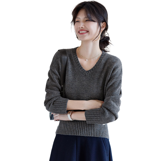 She enjoys the lazy style knitted sweater for women gray gray v-neck sweater knitted top bottoming shirt for women T53Z093