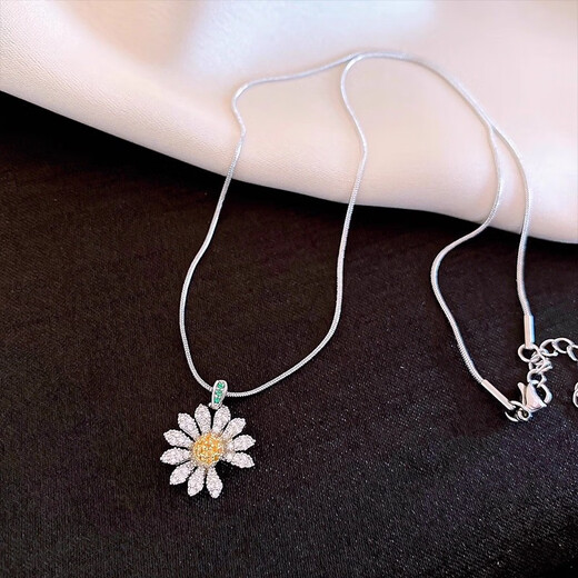 Qi Xiaomi summer flower necklace for men GD Quan Zhilong same style daisy pendant for women light luxury versatile 2025 new daily accessories small daisy necklace