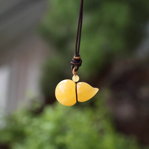 Nine-color cloud amber beeswax gourd pendant necklace carving piece original mine car hanging bag hanging sweater chain men and women chicken oil yellow chicken oil yellow HL942