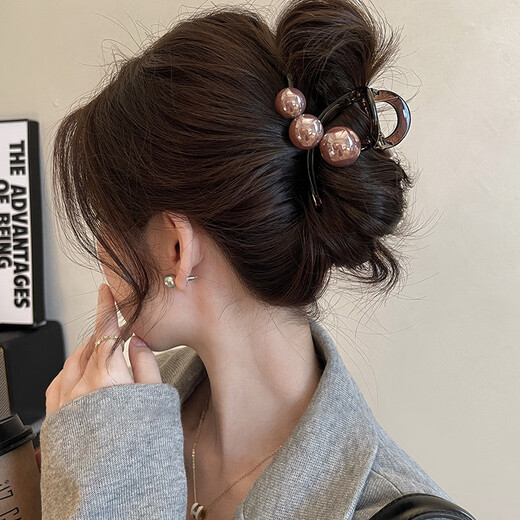 Two Worlds Elegant Temperament Pearl Clip Women's Large Shark Clip Hair Clip Summer 2025 New Style High-end Hair Accessories for the Back of the Head Large Tea Transparent Bottom Clip Dark Coffee Pearl