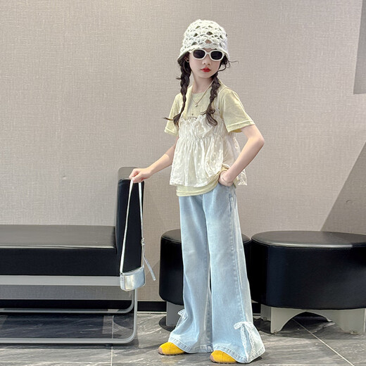 Mokitoul Girls Summer Suit 2025 NUEVO Estilo Niños de moda Niños grandes de moda Niñas Verano Summer de manga corta Pantalones de fondo de campana Top de dos piezas delgada + Jeans (Embalaje de caja de regalo de alta gama) 120 cm