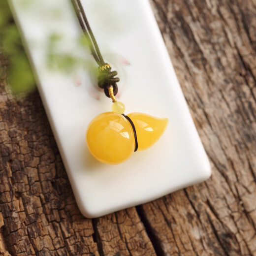 Nine-color cloud amber beeswax gourd pendant necklace carving piece original mine car hanging bag hanging sweater chain men and women chicken oil yellow chicken oil yellow HL942