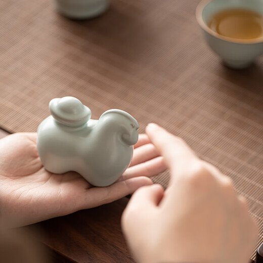 SUSHI CERAMICS Ru kiln is an instant success, tea pets, tea sets and accessories are affordable