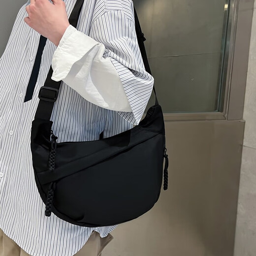 潮牌新款大容量单肩包斜挎包饺子包时尚潮流百搭胸包男女出勤背包 黑色