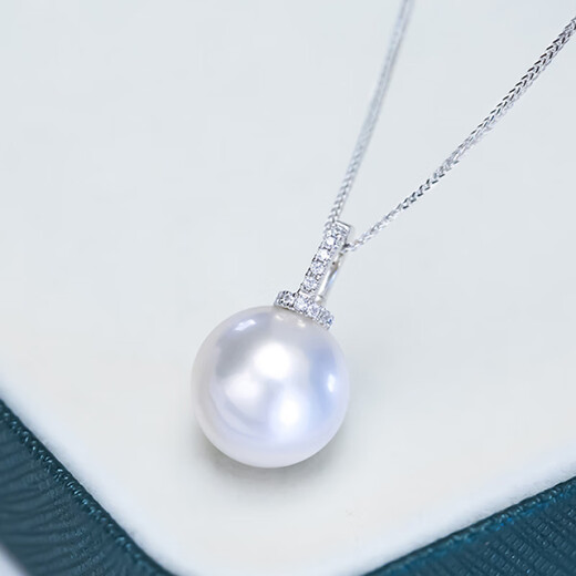 Authentic natural South Sea Australian white pearl pendant. Princess Diana's necklace is perfectly round and flawless with strong light. Princess Diana's Australian white pearl 12MM. Free silver chain with certificate.