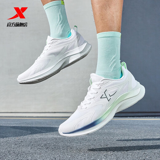 特步（XTEP）跑步鞋男鞋新品透气防滑耐磨运动通勤休闲鞋户外徒步鞋男透气轻盈 经典白/墨青蓝 42