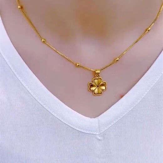 Qianjun Lao Fenghuang 999 Vietnamese sand gold four-leaf flower necklace has fashionable temperament, design, is hypoallergenic and does not fade for a long time. Lucky four-leaf flower necklace 3.4 Lao Fengxiang quality