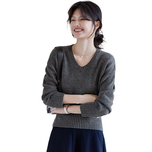 She enjoys the lazy style knitted sweater for women gray gray v-neck sweater knitted top bottoming shirt for women T53Z093