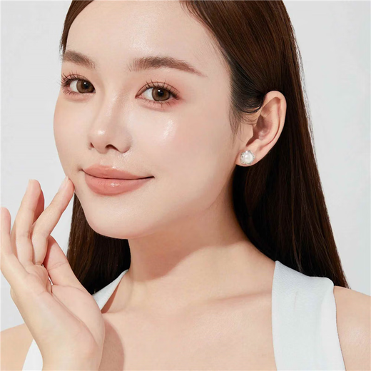 Lao Fengxiang's flowers are blooming and auspicious 999 sterling silver earrings are a birthday gift for my wife and mother. Girls have elegant and high-end silver earrings and pearl earrings.