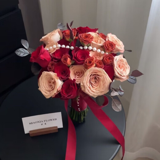 Rosas rojas simuladas de Weici y pequeño libro rojo en el mismo ramo de boda rosa rosa rosa novia de la novia sosteniendo flores rosa roja rama individual