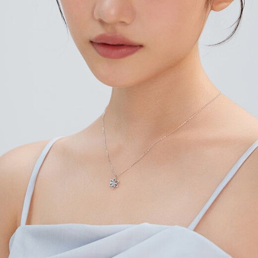 Lukfook Jewelry Platinum 950 gilded snowflake platinum necklace set, price: about 3.64 grams