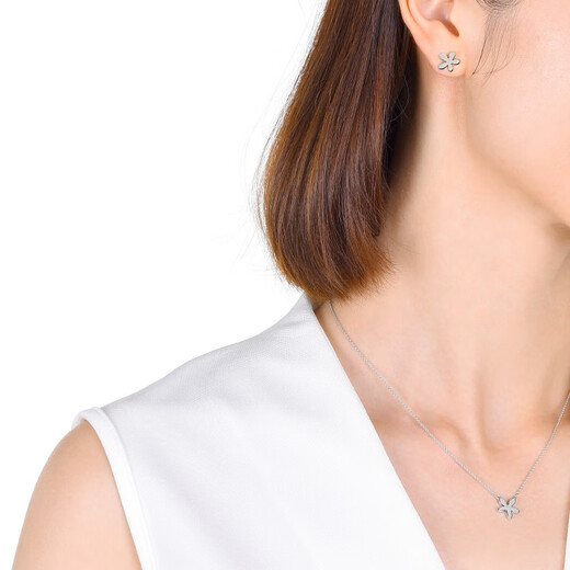 Chow Sang Sang (CHOW SANG SANG) platinum earrings Pt950 flower earrings 79703E