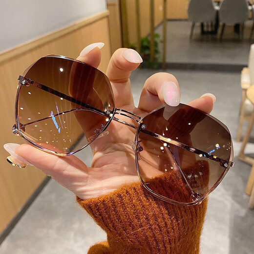 2025 Nouvelles lunettes de soleil pour femmes sans bord coupées pour femmes pour les femmes de la célébrité Internet Protection solaire Lunes de conduite Round Fomes Trendy Femmes 9902 Top bleu et rose inférieur [Boîte en verre + tissu miroir]