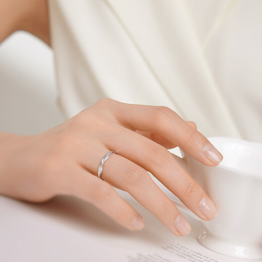 Century edge platinum ring female Mobius exchanges for PT950 twist platinum ring as a birthday gift for girlfriend and boyfriend 2.64g circle number 15