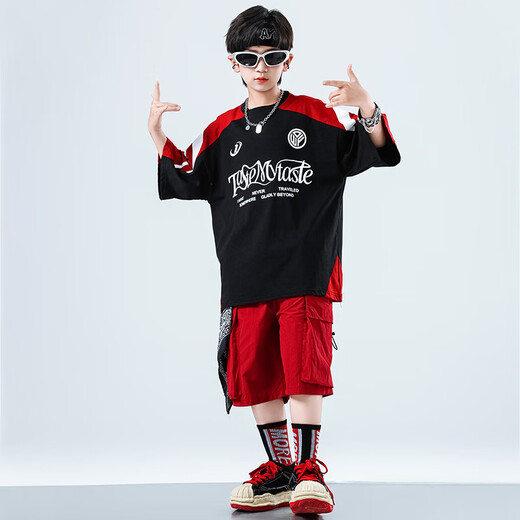Xinkepaier Children's Street Dance Kostüme für Jungen Hipphop Anzüge Hip Hop Street Modekleidung für Jungen und Mädchen auf der Straßenshow zweiteilige Set = A679 Black Short Sleeves + B383 Rote Shorts 140 Größe Empfohlene Höhe 135 cm