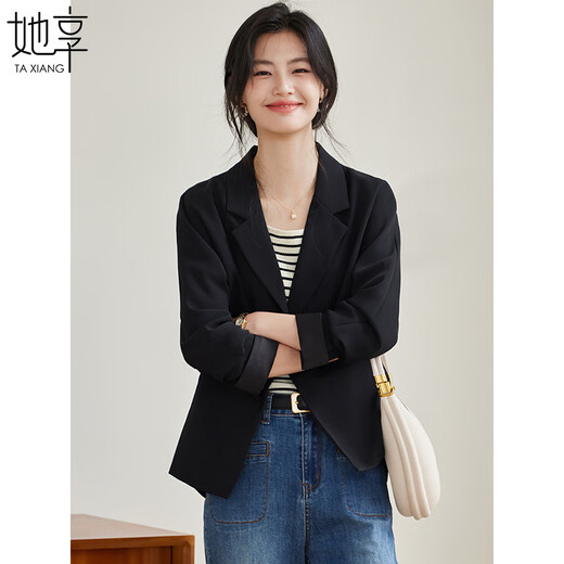 Elle aime les vestes courtes, les blazers décontractés, les tenues de travail, le tempérament, les petits costumes, les hauts courts noirs, T143U6001