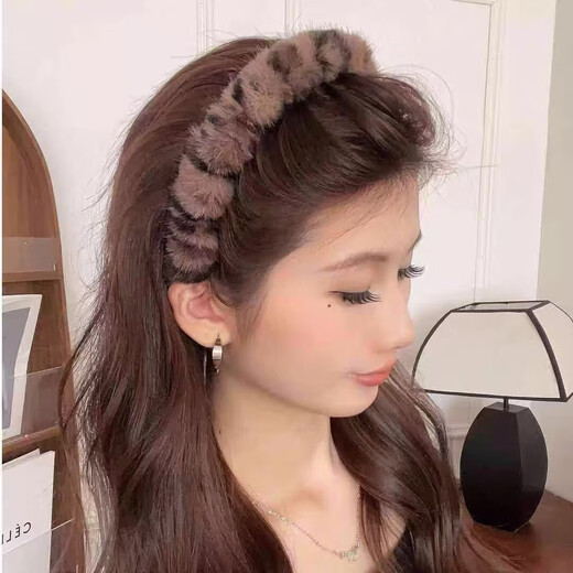 Autumn and winter temperament leopard print plush headband for women with toothed face wash hair press headband high skull top anti-slip broken hair hairpin leopard print plush headband light brown color