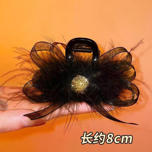 Hua Shike stars the same elegant feather clip, high-end shark clip for the back of the head, half-tied hair clip to show hair volume, gold glitter diamond feather clip