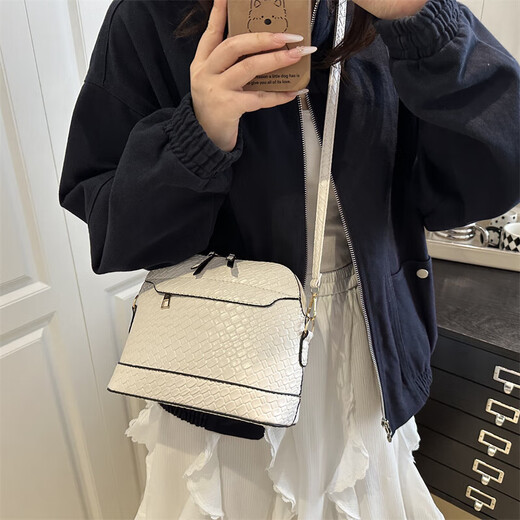 Bag Women 2025 Trendy Solid Color Retro einfache große Kapazität Neue Frühlings- und Sommer -Mode -Muster Single 6268 Weiß