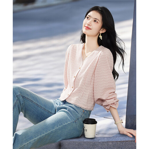 Shangjing shirt women's 26th early spring new women's clothing sweet little fragrance lace stitching small age-reducing V-neck shirt women
