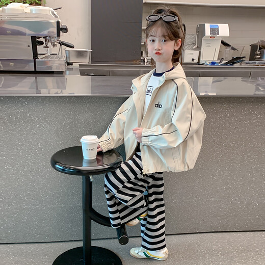 Guai Nicao Girls's Hover Spring и осень -стиль 2025 Новая модная детская одежда средняя крупная детская одежда Топ детская одежда с капюшоном.