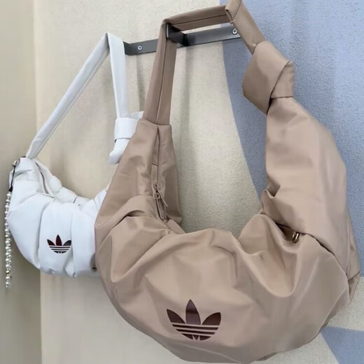 阿迪达斯 （adidas）三叶草女褶皱云朵包单肩斜挎牛角包休闲包 KA9267 KA9272 暖沙色KA9272(48x33cm) (正品)