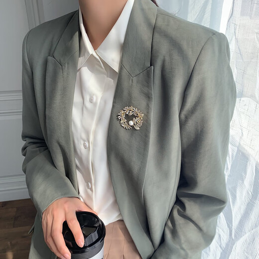 Ao Yan Lai Pearl Brooch Women's Scarf Button 2025 New Trendy Niche Design Decorative Accessories Gold