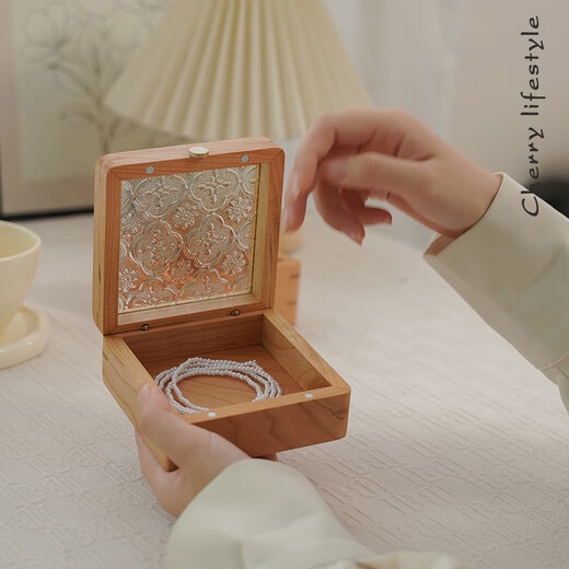 Cherry wood jewelry storage box jewelry box small glass lid jewelry box necklace bracelet exquisite medal solid wood box Jasmine-green lining cloth transparent glass North American cherry