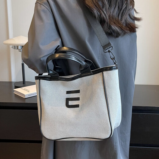 跨境韩式帆布包小众设计学生斜挎书法包上班便当包时尚字母妈咪包 米白色 均码