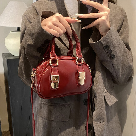 健能（OZUKO）小众手提保龄球包包女士2025新款春夏时尚质感贝壳包百搭斜挎小包 红色带杏精灵挂件左上角挂件图