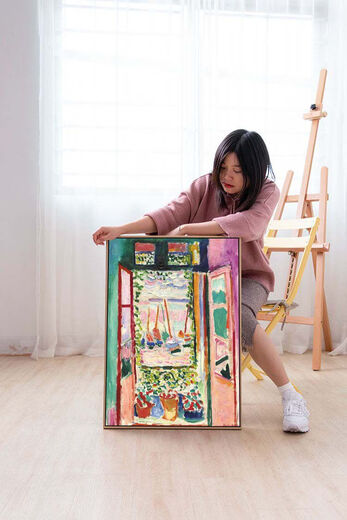 La fenêtre ouverte de Yu Senyi Henri Matisse peinture décorative Art Peinture Brutaliste Box électrique Box Paint Femme par la fenêtre 90 * 12035 mm Cadre doré d'épaisseur
