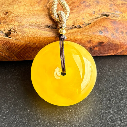 Yuzhi 1 object 1 certificate 1 shot natural Russian chicken fat yellow beeswax safety buckle pendant for men and women amber pendant 5.46g G5528 rare collection about 24*14 mm