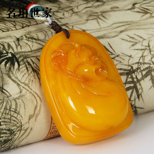 Famous family beeswax pendant for men and women old beeswax chicken oil yellow carved money bag pendant natural amber pendant accessories for boyfriend