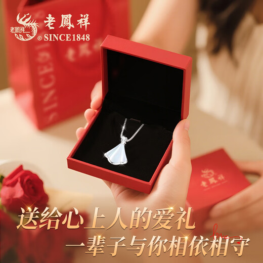 Lao Fengxiang sterling silver necklace for girls 2025 new style Yibeizi clavicle chain fashion anniversary birthday gift for girlfriend and wife goddess exclusive true love for a lifetime necklace