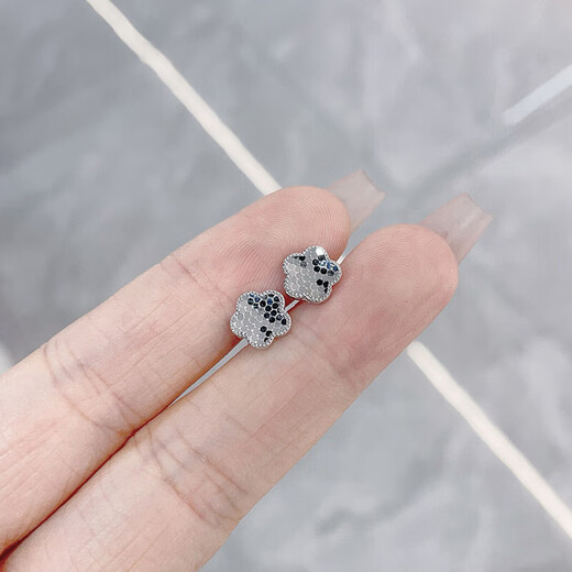 Lao Fengxiang platinum lucky five-petal flower earrings platinum earrings and ear buckles platinum jewelry white gold about 2.7g