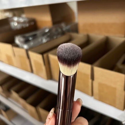 Official flagship brand new hourglass fingertip foundation brush, fingertip shape fits the face shape and is not easy to eat powder. 0 items