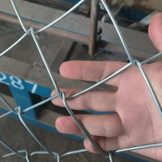 Hot-dip galvanized wire mesh chain-link fence isolation mesh orchard thick protective mesh mountain breeding fence outdoor chain-link fence hot-dip galvanized twisted edge style all steel 1.5 meters high 2.0 thick 5 cm hole 20 meters