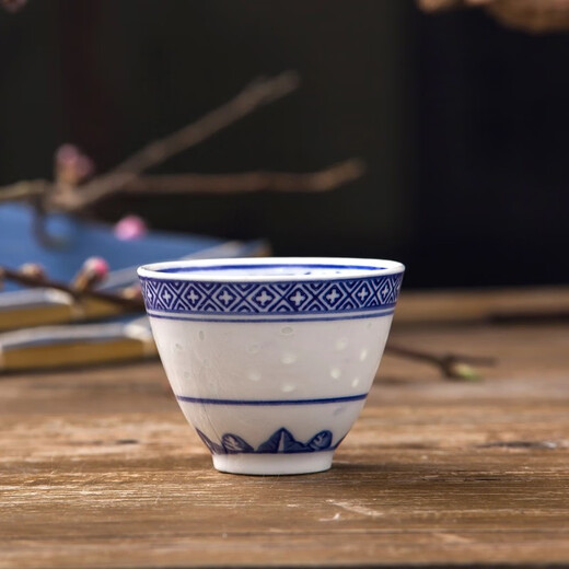 One or two porcelain wine cups, Jingdezhen ceramic old exquisite blue and white small tea cups, white wine cups