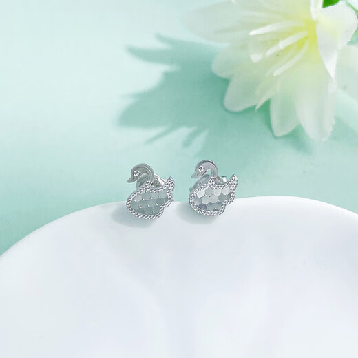 Beijing Gold Trading Center Co., Ltd. Platinum Earrings Pure White Swan Foot Platinum Earrings for Wife’s Birthday Gift Mid-Autumn and Valentine’s Day Approximately 1.99g