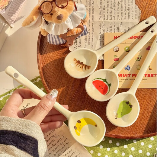 Four spoons of fruit croissant spoons with ceramic underglaze color, cute girly heart handles for home use, high appearance and super good-looking fruit croissant--spoons, one in each of the four colors